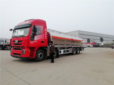 上汽紅巖29.7方前四后八鋁合金運油車，20噸運油車